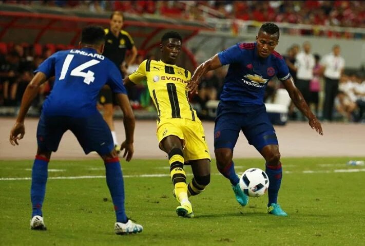 Goleada del Dortmund al United de Mourinho