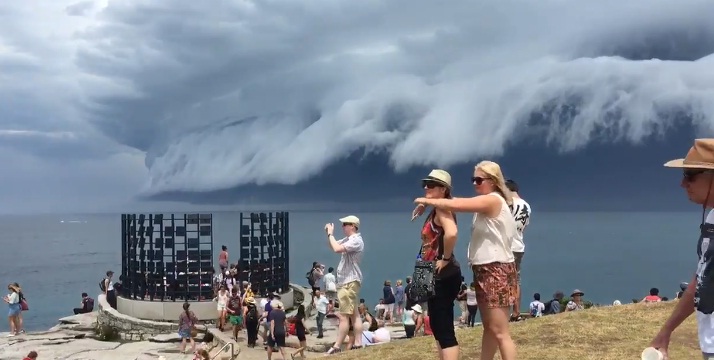&#039;Nube apocalíptica&#039; sorprende a bañistas de una playa en Australia