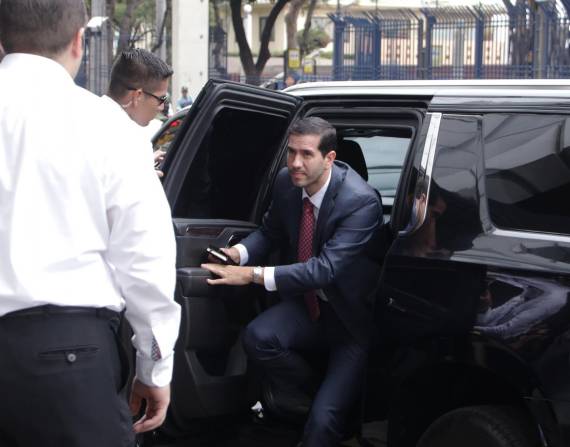 Imagen de archivo del ministro de Transporte, Roberto Luque, llegando a una reunión con el presidente Daniel Noboa.