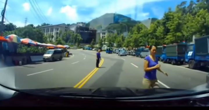 (VIDEO) Mujer quiso simular un accidente para engañar a compañía de seguros