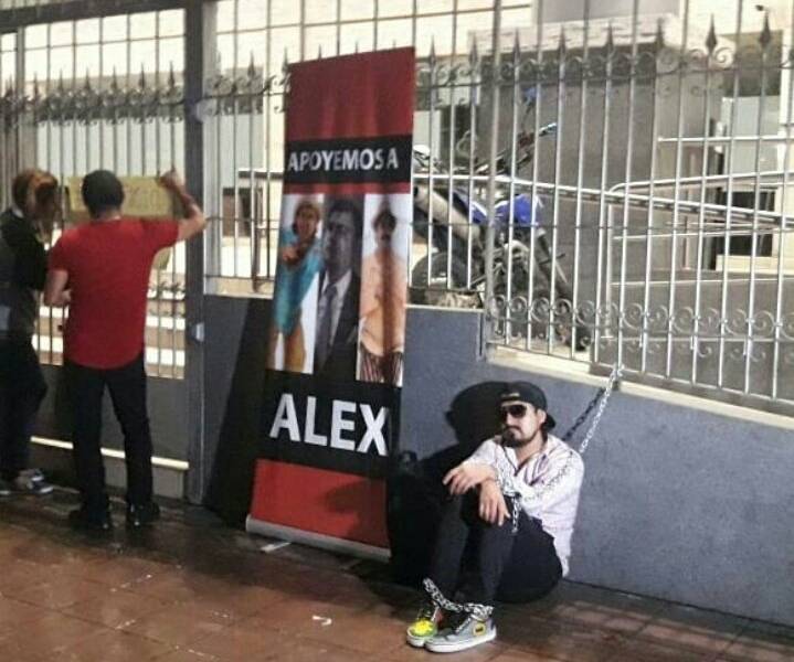 Artista Álex Plúas se encadenó en exteriores de la Corte del Guayas