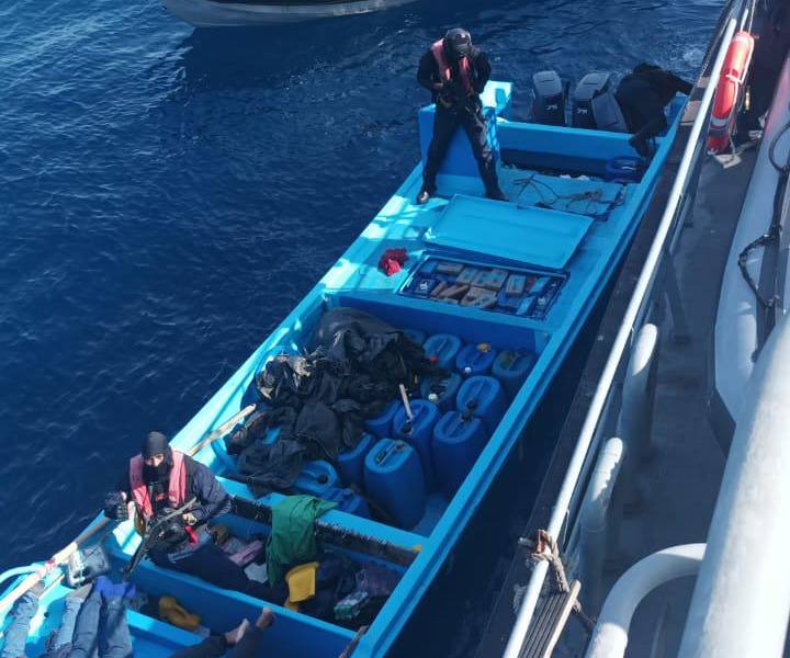 Las Fuerzas Armadas interceptan en Galápagos una embarcación con paquetes de clorhidrato de cocaína