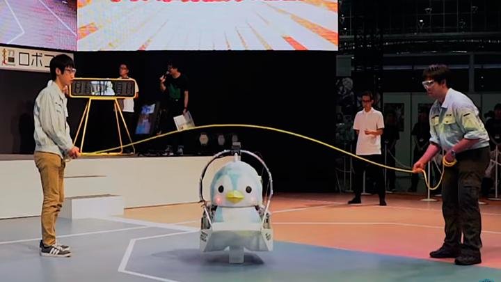 Robot pingüino logra récord Guinness saltando soga