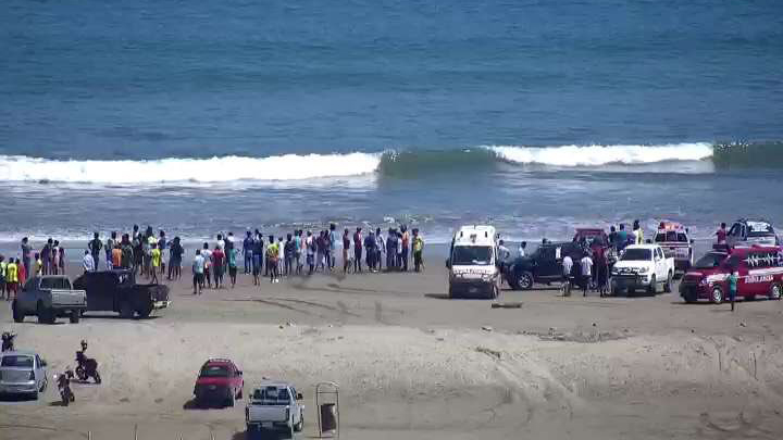 Rescatan tres cuerpos tras caída de helicóptero frente a playa de San Mateo en Manabí