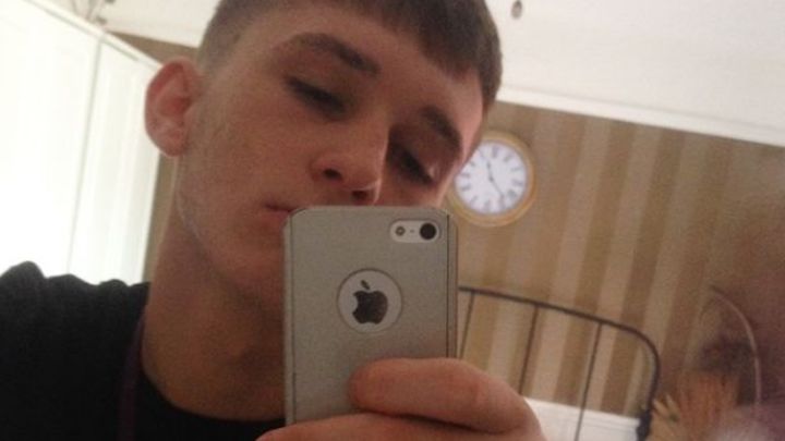 Descubren aterrador detalle en la selfie de un joven inglés