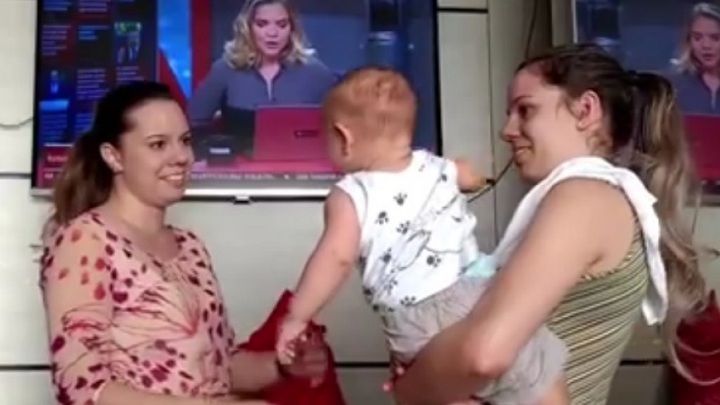 La curiosa reacción de un bebé que no puede diferenciar a su madre de su hermana gemela