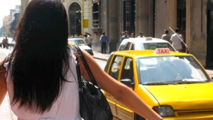 Mujer no tenía dinero para el taxi y le hace atrevida propuesta al chofer