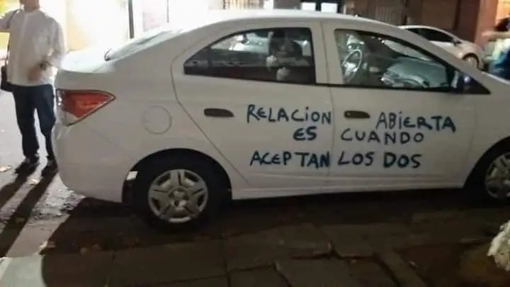 Una mujer muestra la infidelidad de su pareja con mensajes escritos en su auto