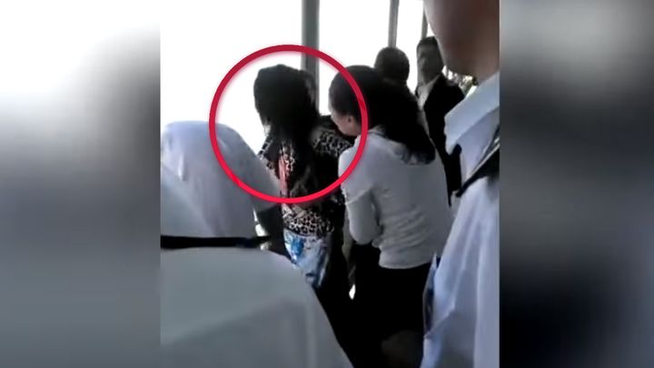 Mujer intenta saltar de crucero para salvar su celular