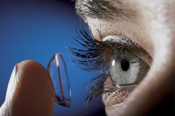 Desarrollan lentes de contacto que previenen degeneración de la retina