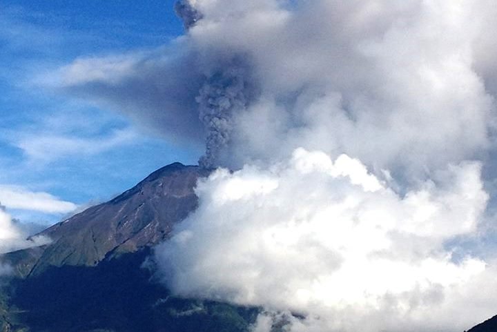 Volcán Tungurahua en su esplendor durante feriado de Semana Santa