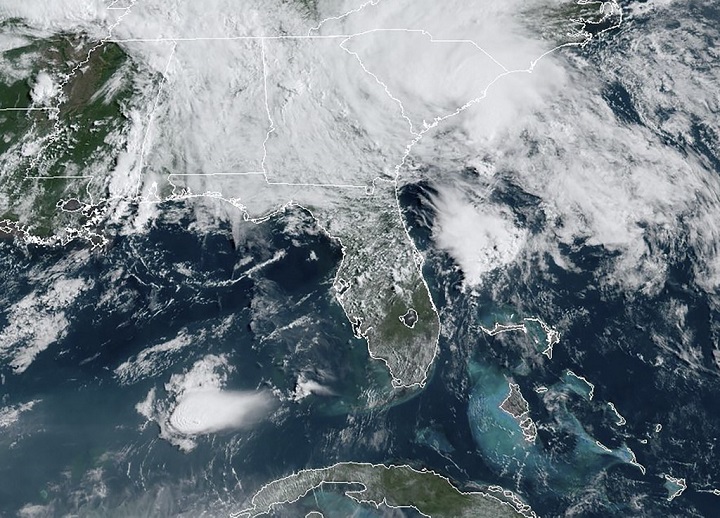 Tormenta tropical Bertha toca tierra en costa de Carolina del Sur
