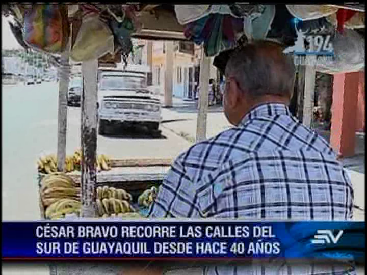 (VIDEO) El hombre que lleva 40 años recorriendo Guayaquil con su carreta