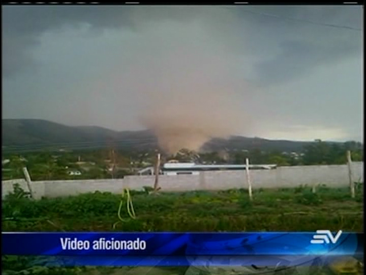 Video captó fuerte remolino de viento que afectó 39 casas en Quito