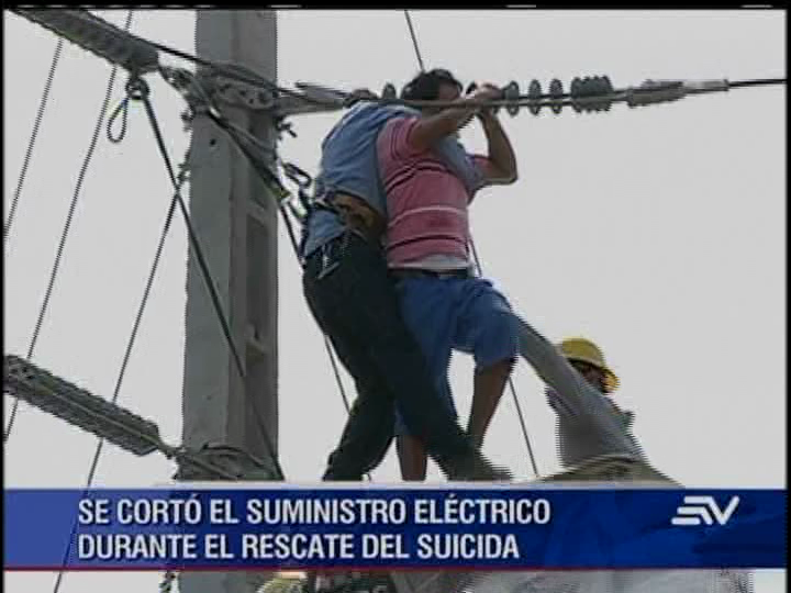 (VIDEO) Hombre intentó suicidarse desde poste de electricidad en Guayaquil