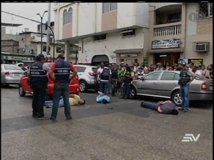 La Policía evita robo y detiene a banda de sacapintas en Guayaquil