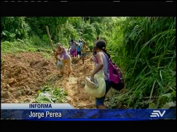 Desbloquean vía en Esmeraldas tras deslave, pero se mantiene emergencia