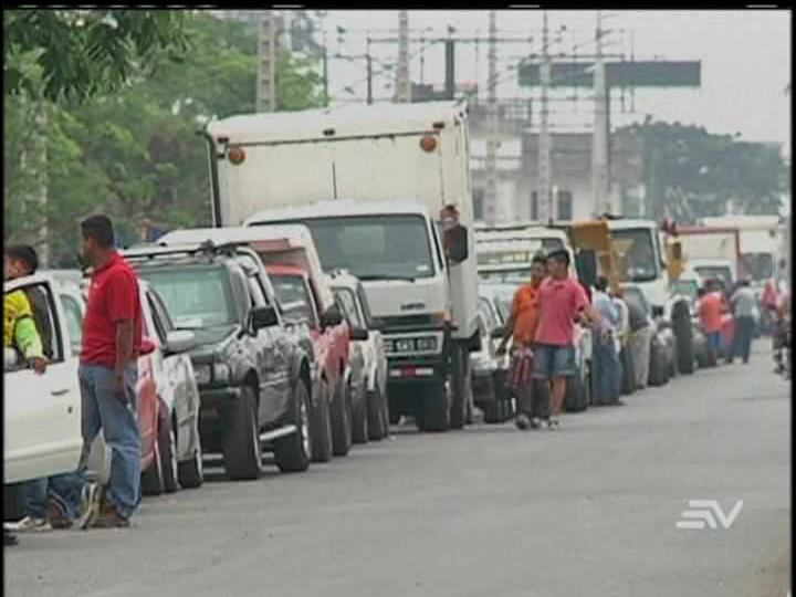 Conductores hacen cola por varios días para evitar matriculación en Guayaquil