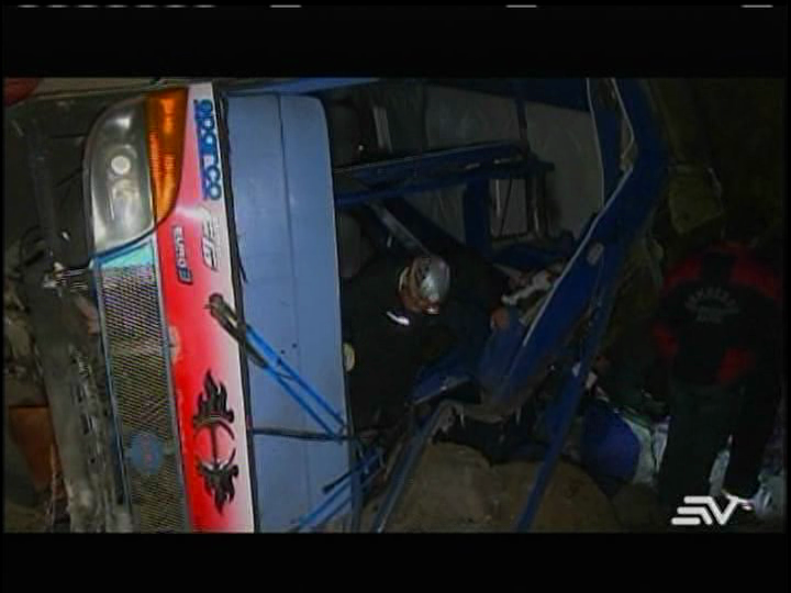 Conductor de bus accidentado en Chimborazo se dio a la fuga