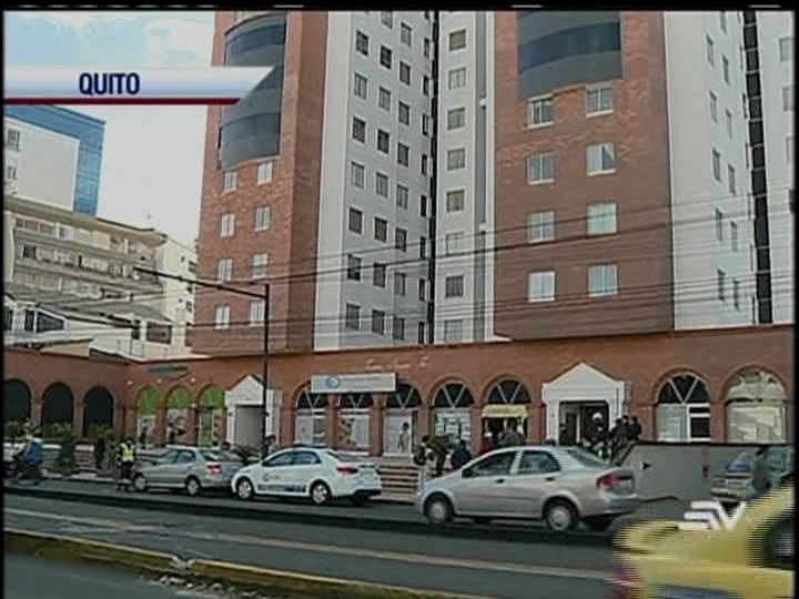 Mujer muere al lanzarse de un décimo piso en Quito