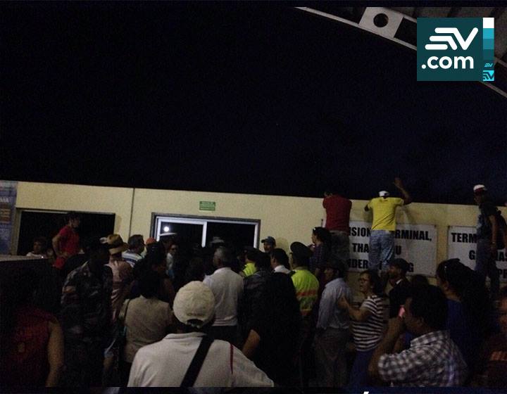 Habitantes de San Cristóbal ocupan la terminal aérea de la isla