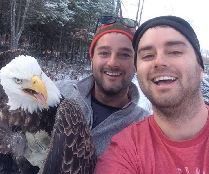(VIDEO) Se toman una increíble selfie con el águila que rescataron