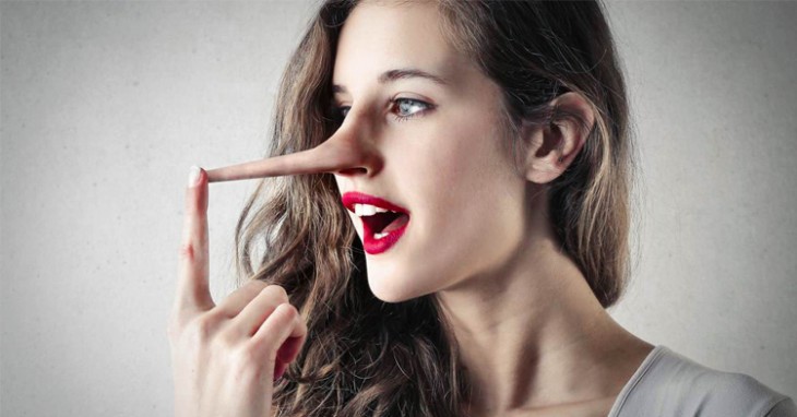 5 mentiras de las mujeres que ponen en aprietos a los hombres