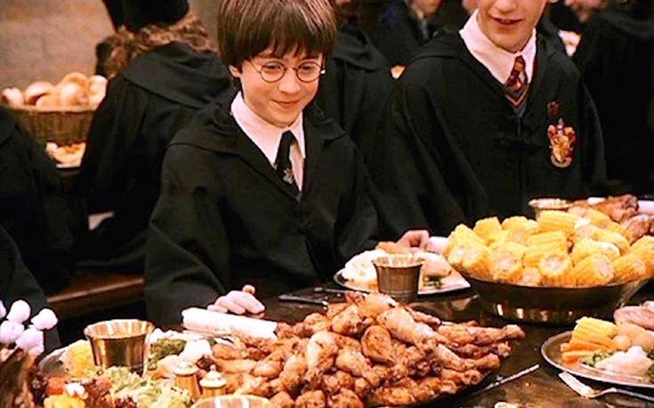 Imagen de archivo de Harry Potter sirviéndose los inigualables platillos de Hogwarts.