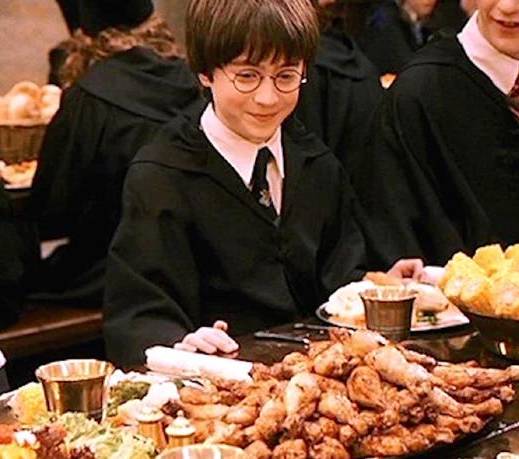Imagen de archivo de Harry Potter sirviéndose los inigualables platillos de Hogwarts.