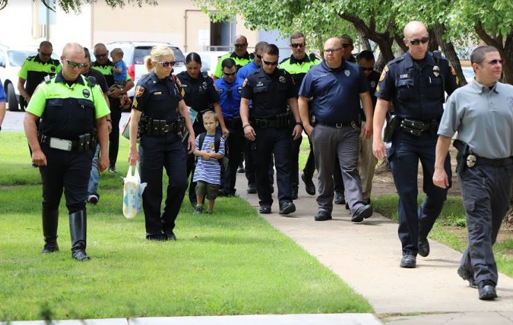 La triste razón por la que un niño fue a su primer día de clase con el Departamento de Policía