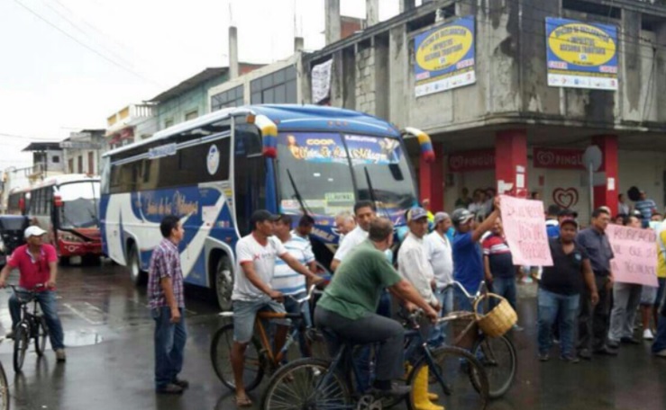 Propietarios de buses en Daule protestan por supuesta tasa