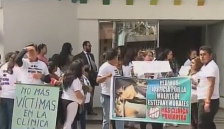 Ciudadanos protestan contra una clínica que realiza partos en agua, en Quito