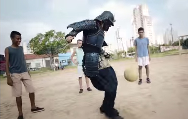 (VIDEO) Samurai sorprende dominando la pelota en Brasil