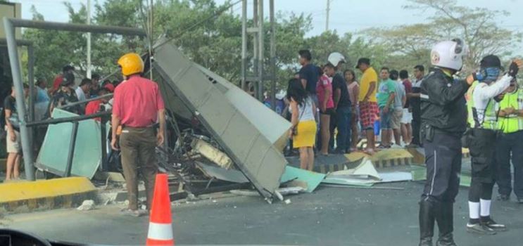 3 heridos al estrellarse vehículo con caseta del peaje en Chongón