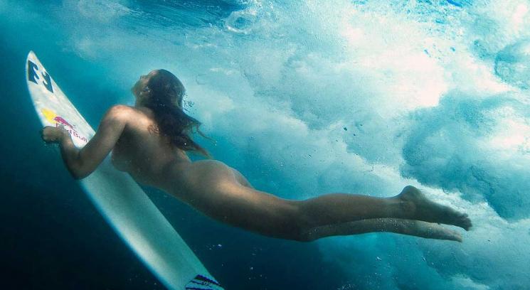 Surfista brasileña es rescatada cuando intentaba romper récord mundial