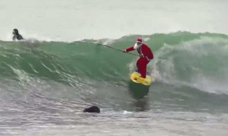 (VIDEO) Captan a &quot;Papá Noel&quot; surfeando en Italia