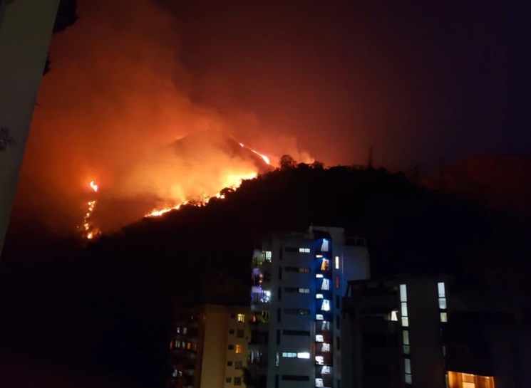 Incendio arrasa montaña que abastece de agua a Caracas