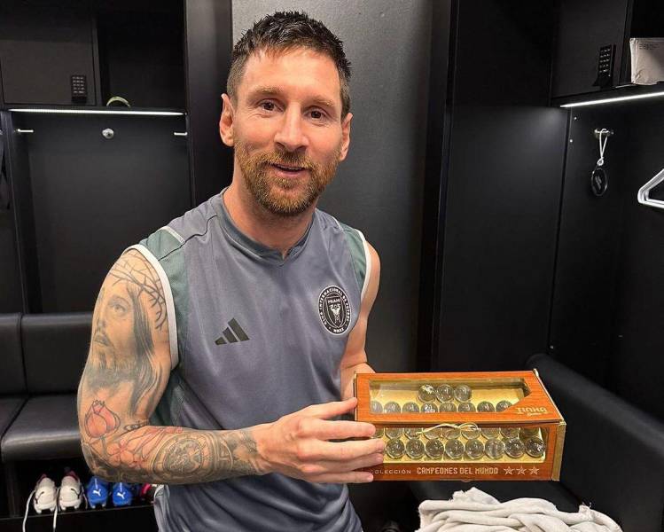 Lionel Messi sosteniendo la caja de bolitas hechas por la empresa Tinka.