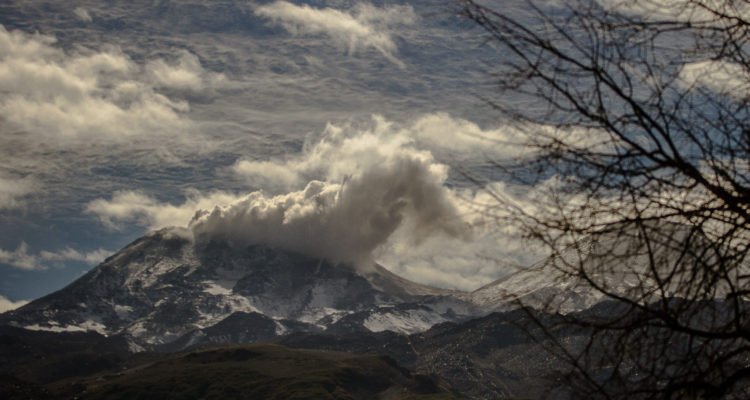 Explosiones y sismos de volcán Chillán preocupan en Chile
