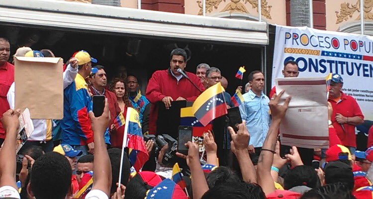 Nicolás Maduro firma las bases para elegir la Asamblea Constituyente