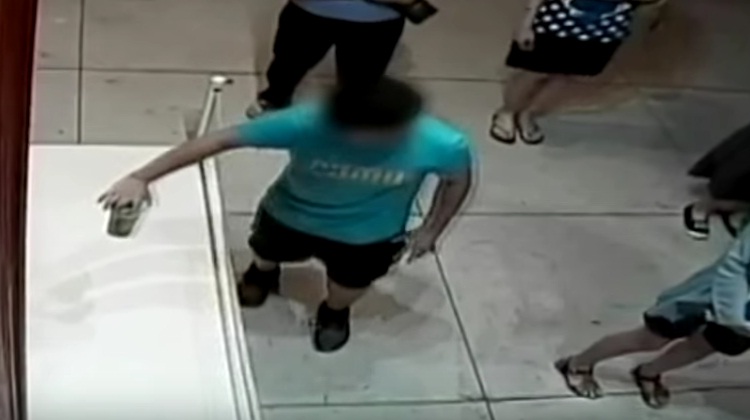 (VIDEO) Niño se tropieza y rompe un cuadro de 1,5 millones de dólares