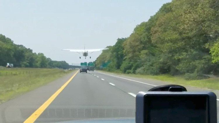 Avión aterriza de emergencia en medio de una carretera