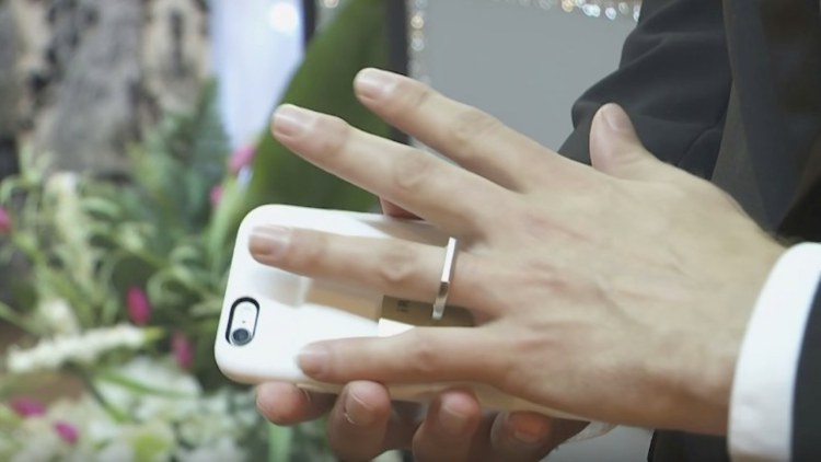 Un hombre se casó con su &#039;smartphone&#039; en Las Vegas