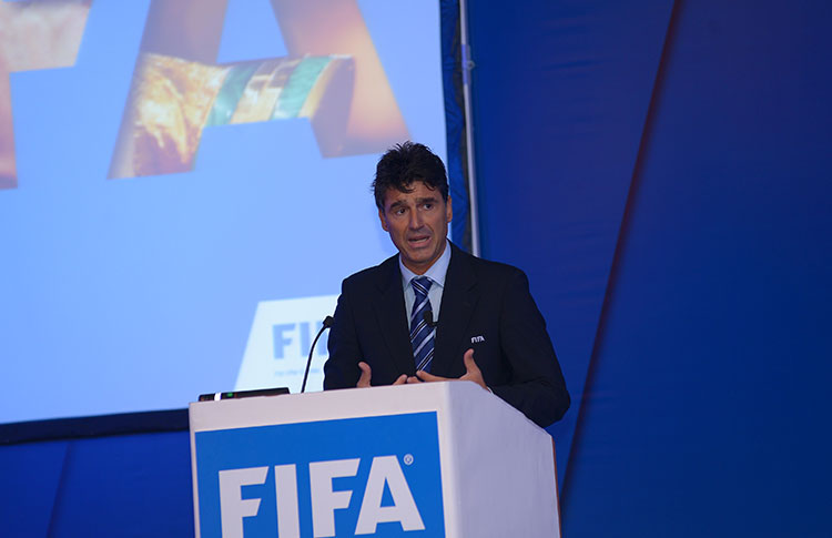 El Jefe de árbitros de la FIFA reconoce que el uso del VAR debe mejorar mucho