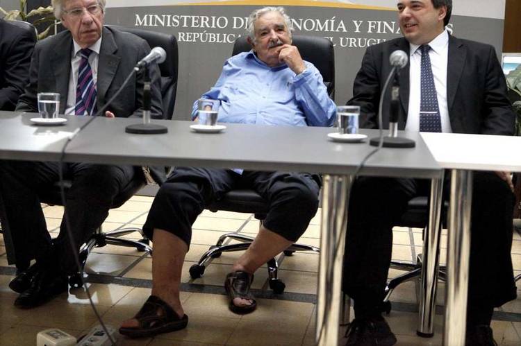 Mujica usó sandalias para posesionar a su nuevo ministro