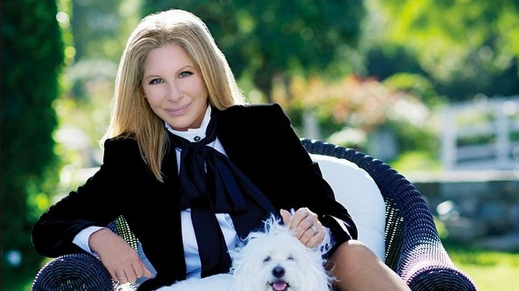 Barbra Streisand cumple seis décadas en el primer lugar