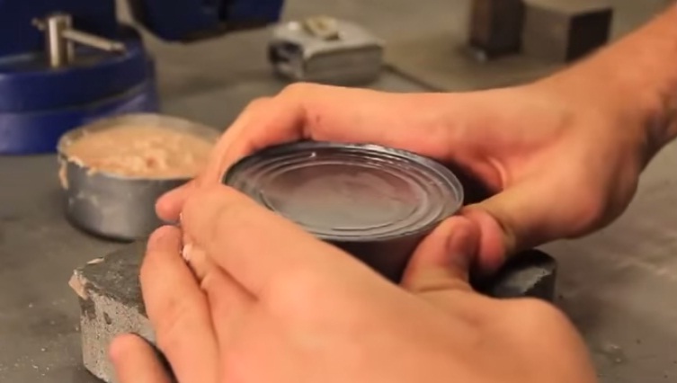 (VIDEO) ¿Cómo abrir una lata solo con sus manos?