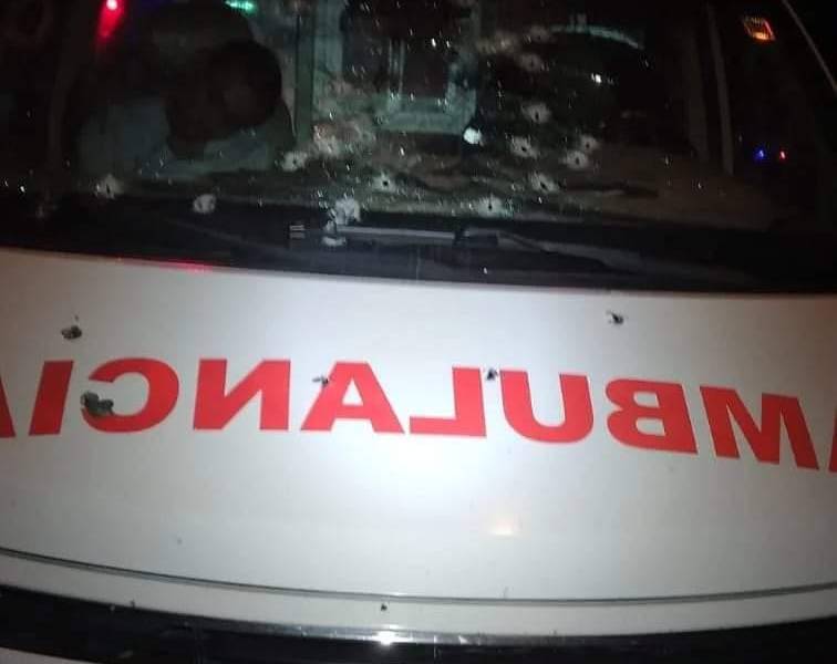 Sicarios acribillan al chofer, paramédico y paciente de una ambulancia en Durán