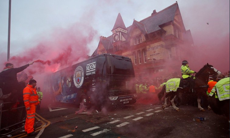 La UEFA abre investigación por ataque a bus del Manchester City