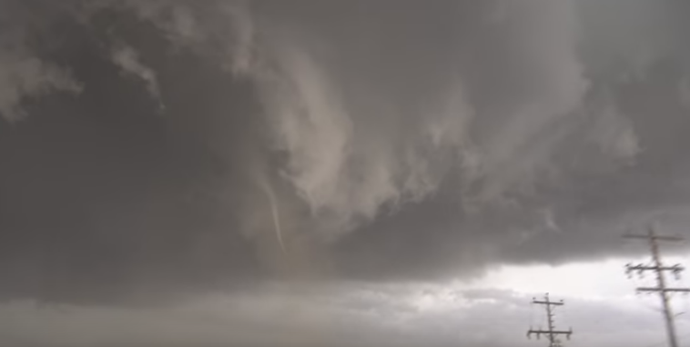 Captan en video formación de un tornado